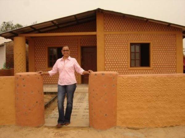 In 20 days, Bolivian woman builds PET bottle houses for needy families