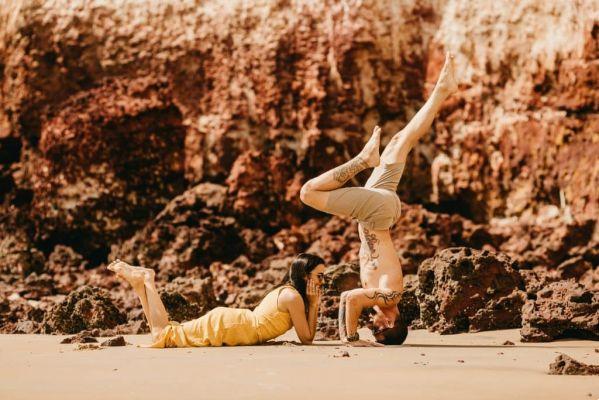 Yoga for couples: how to spice up and strengthen ties