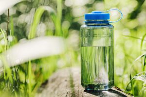 Bottiglie ecologiche che filtrano l'acqua mentre bevi