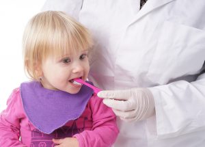 Conosci il momento migliore per portare il tuo bambino dal dentista