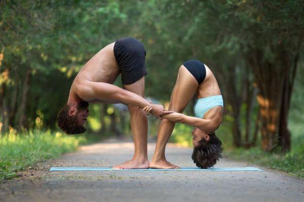 6 postures de yoga à faire en couple en couple