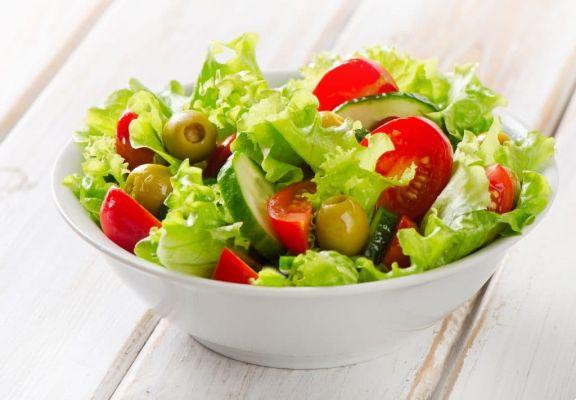 Consuming lettuce salad before meals is a great tactic to maintain weight.