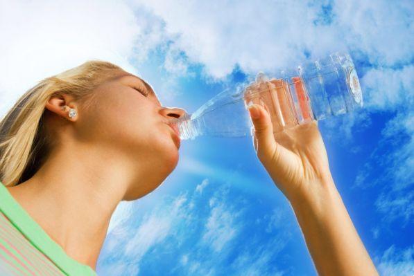 Segni che non stai bevendo abbastanza acqua