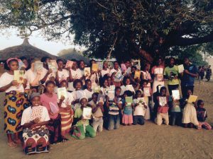 Les enfants africains reçoivent un cahier pour écrire